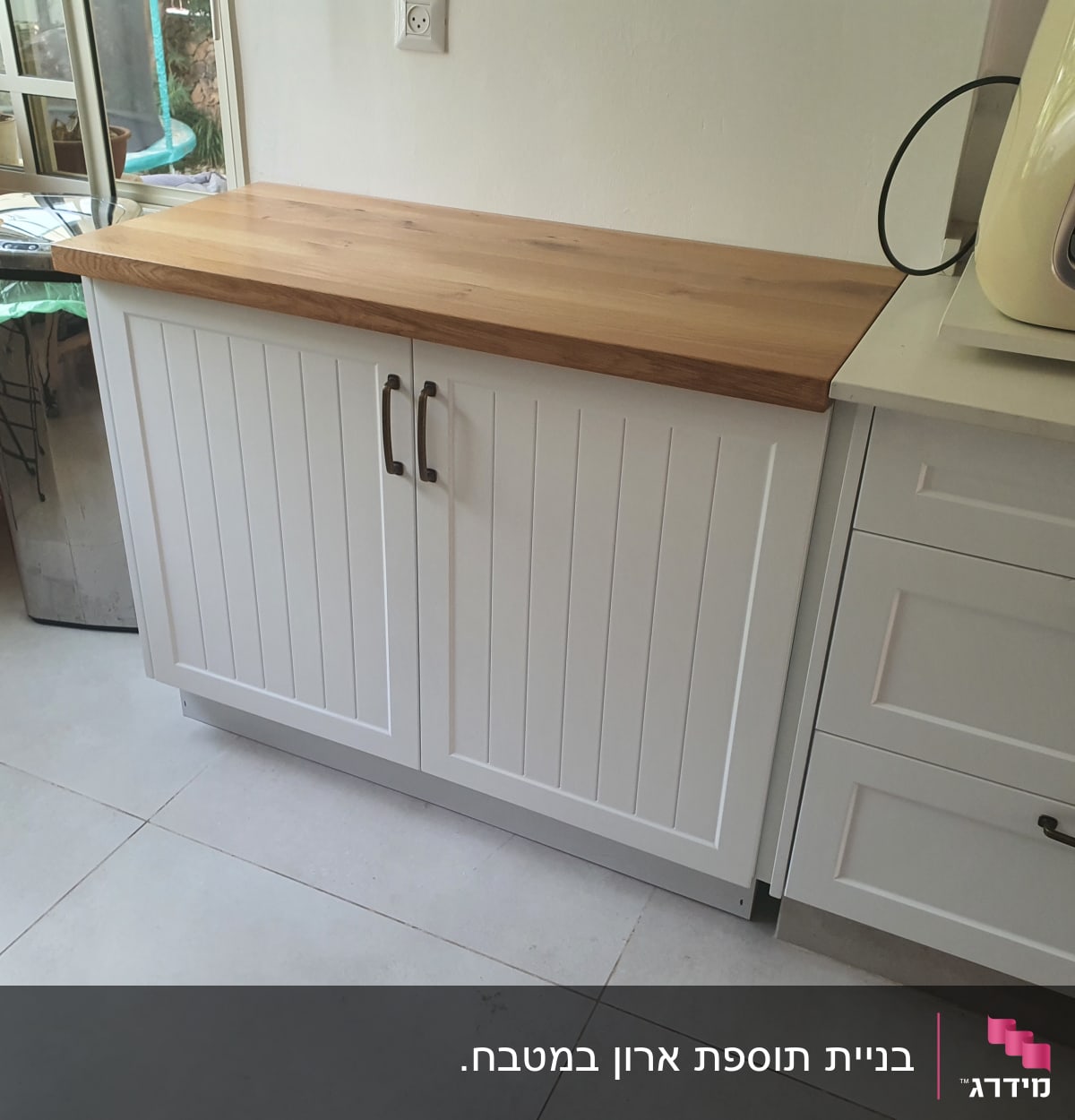 ארון מטבח עם משטח עץ ודלתות לבנות